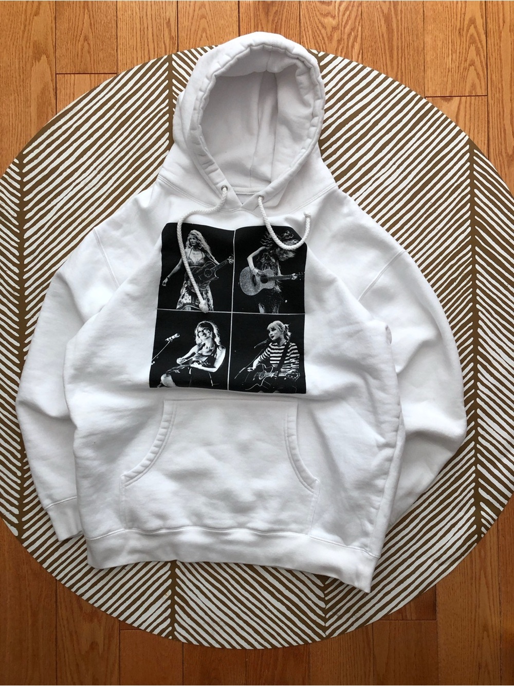 Taylor Swifts 2023 Eras Tour White Hoodie (L)